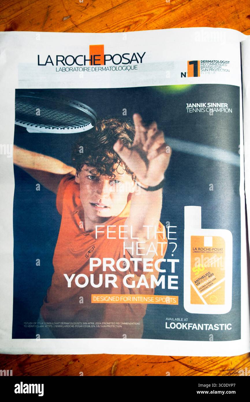 'Sentir la chaleur ? Protect Your Game' Jannik Sinner vainqueur du tournoi de tennis de Wimbledon champion masculin la Roche Posay publicité dans le journal 14 juillet 2025 Royaume-Uni Banque D'Images