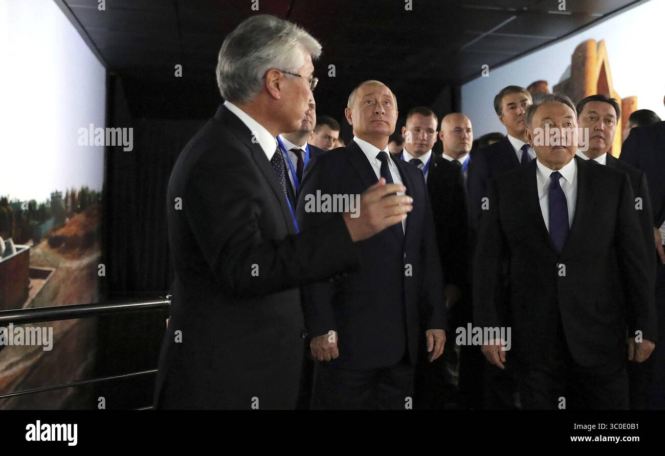 9 novembre 2018 - Petropavlovsk, Kazakhstan - le président russe Vladimir Poutine, au centre, et le président kazakh Nursultan Nazarbayev, à droite, lors d'une tournée d'une exposition sur les nouvelles approches et tendances dans le tourisme russe et kazakh exposition le 9 novembre 2018 à Petropavlovsk, Kazakhstan. (Crédit image : © Mikhael Klimentyev via ZUMA Wire) Banque D'Images