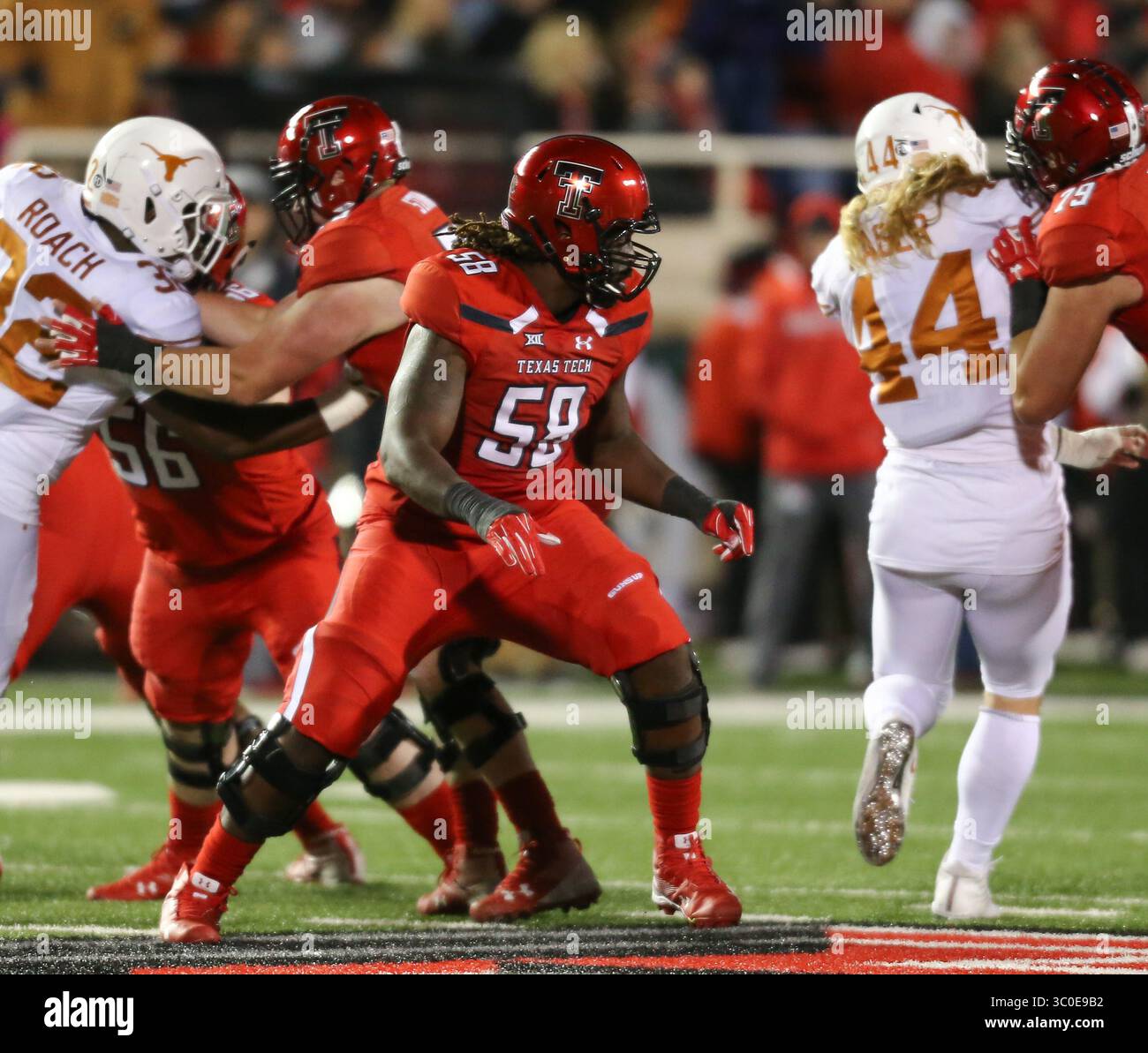 10 novembre 2018 : Madison Akamnonu (58 ans), joueur de ligne offensif du Texas, lors du match entre l'Université du Texas et Texas Tech au Jones AT&T Stadium de Lubbock, Texas. Tom Sooter/CSM.(image de crédit : © ; Tom Sooter/CSM via ZUMA Wire) Banque D'Images