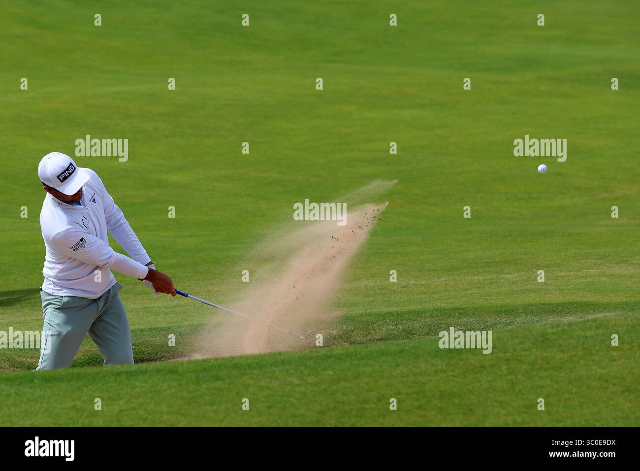 20 juillet 2025 ; Royal Portrush Golf Club, Portrush, comté d'Antrim, Irlande du Nord ; l'Open Golf Championship final Round ; Corey Conners (CAN) joue à partir d'un bunker côté vert sur le deuxième trou par cinq Banque D'Images