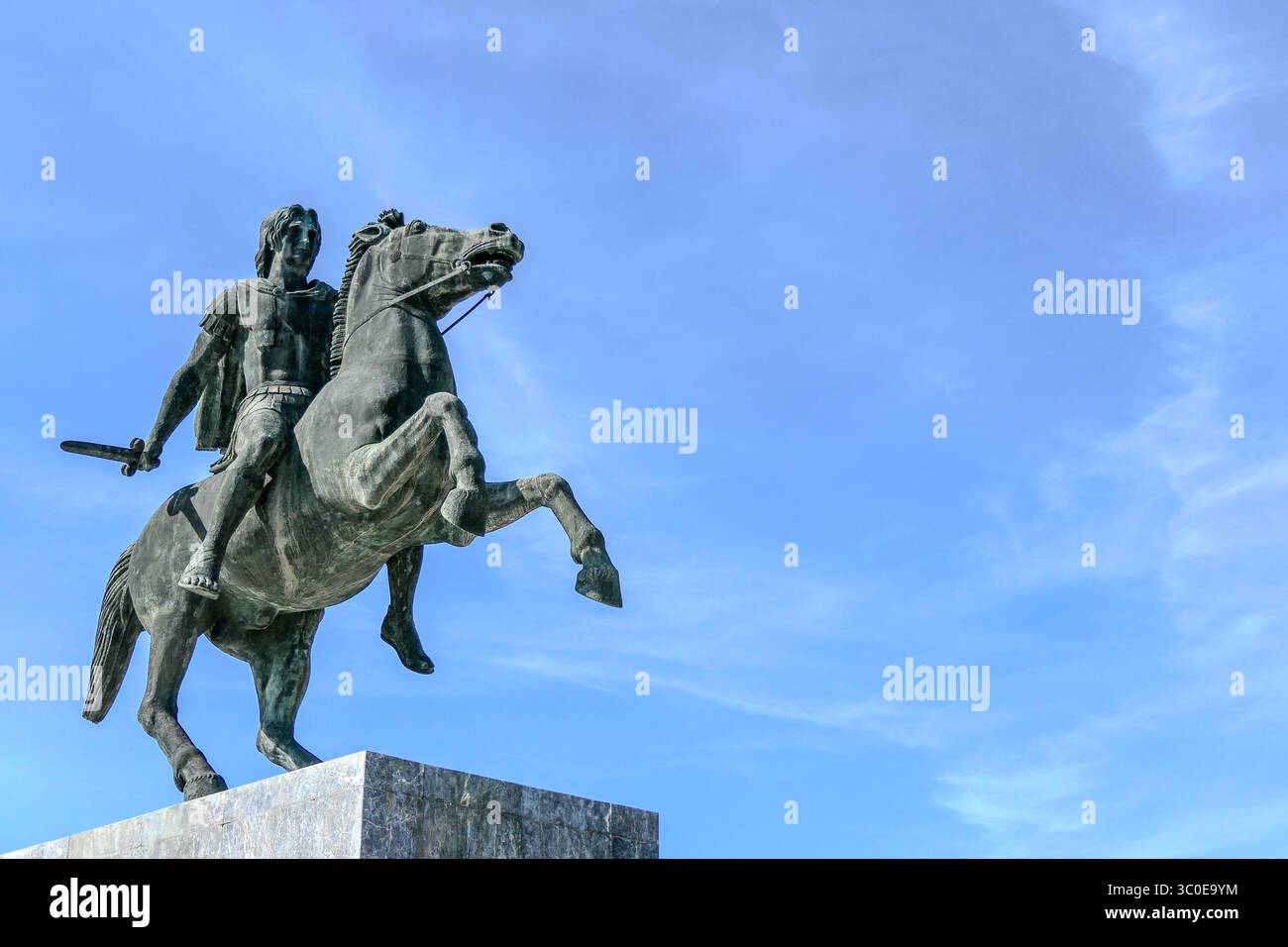 Thessalonique, Grèce, 3 mai 2025. Statue d'Alexandre le Grand, roi déifié de la Grèce antique, sur un cheval d'élevage Banque D'Images