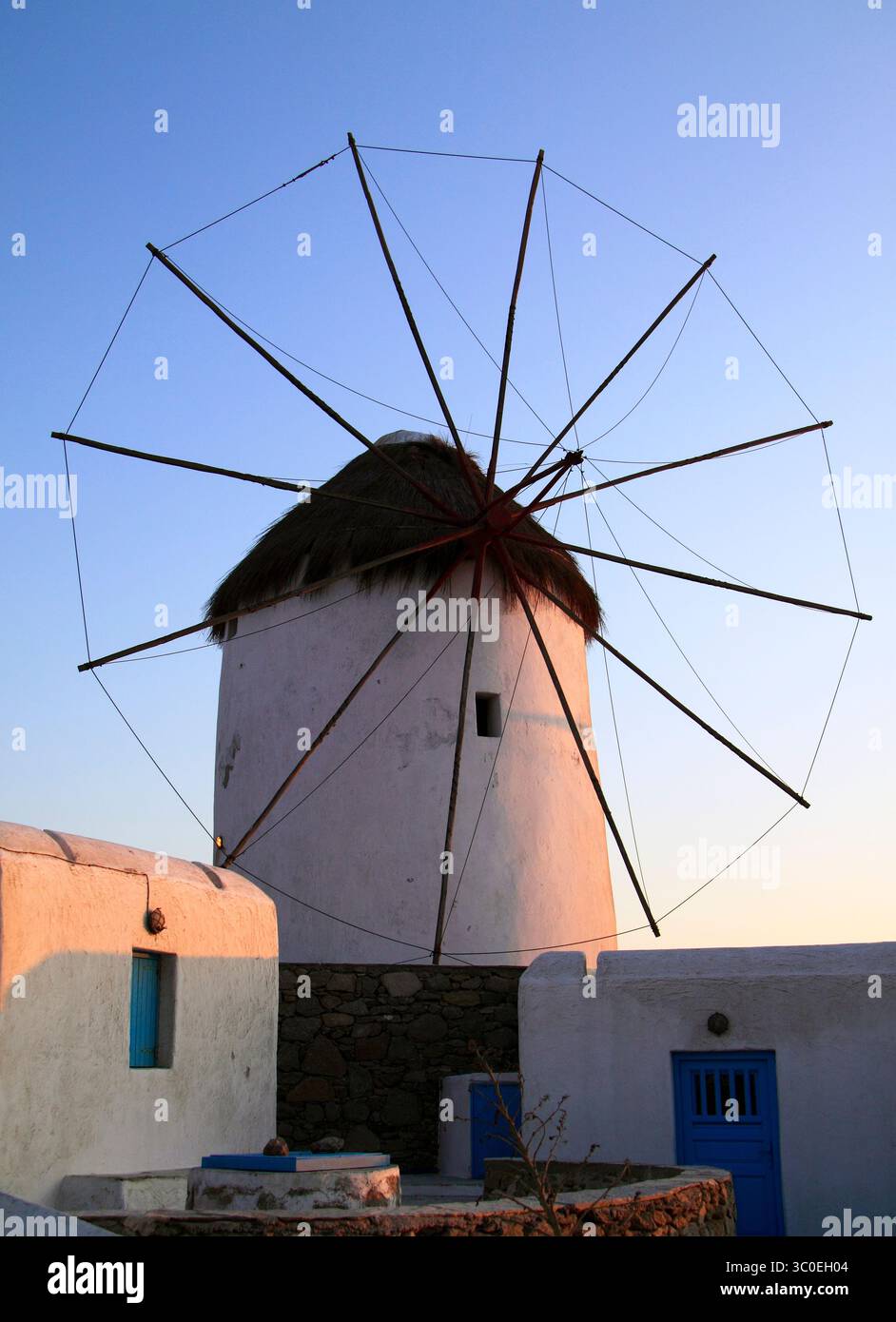 Grèce, îles grecques, Cyclades, Mikonos ou Mykonos. L'un des célèbres moulins à vent de la ville au crépuscule. Banque D'Images Grèce, îles grecques, Cyclades, Mikonos ou Mykonos. L'un des célèbres moulins à vent de la ville au crépuscule. Banque D'Images