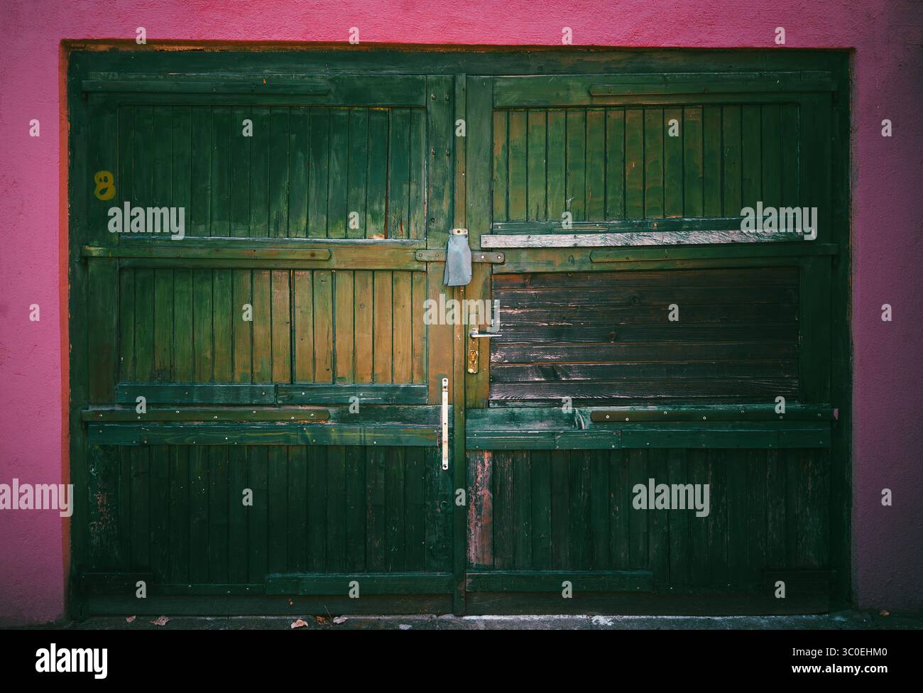 Vieille porte de garage en bois, composition abstraite. Banque D'Images