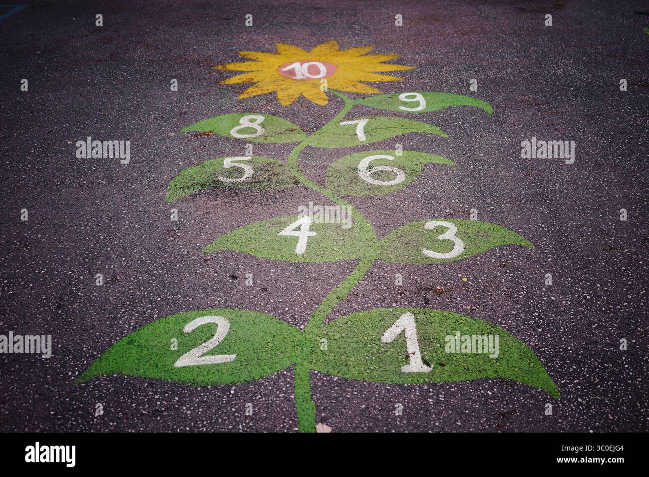 Numéros pour un jeu d'enfants, dessinés à la craie sur l'asphalte. Banque D'Images