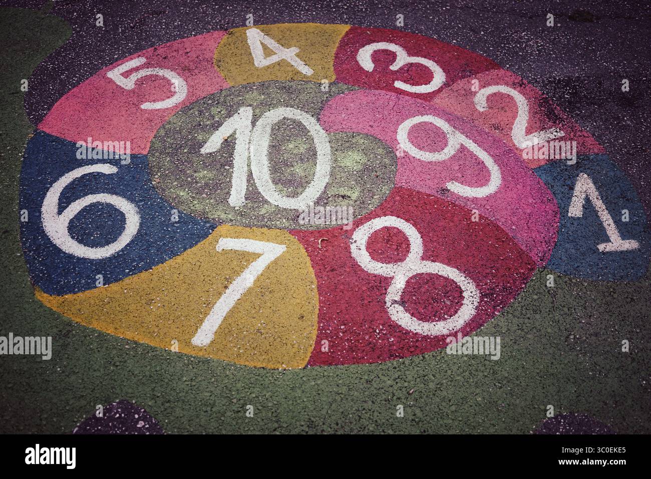 Numéros pour un jeu d'enfants, dessinés à la craie sur l'asphalte. Banque D'Images