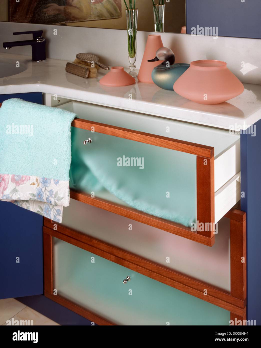 Gros plan d'un tiroir d'armoire de salle de bain Banque D'Images