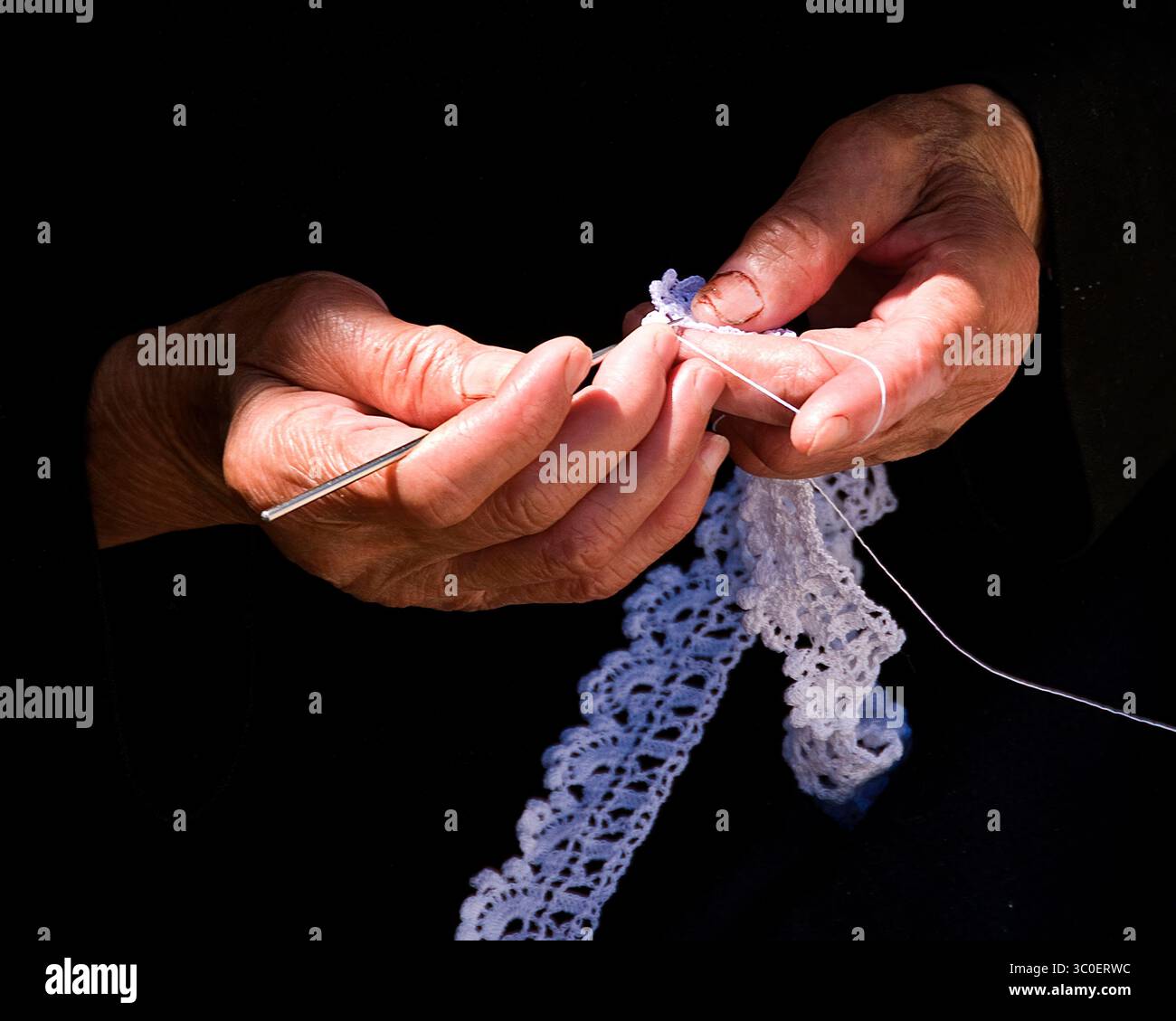 Mains artisanales au travail : la beauté de la création de dentelle Banque D'Images