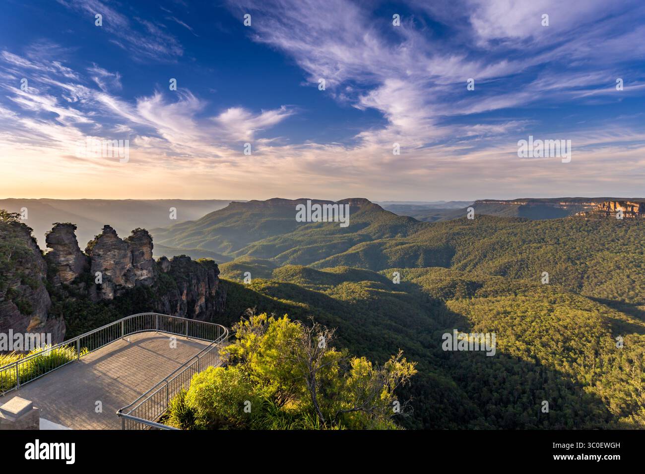 Une vue panoramique de la formation rocheuse des Three Sisters dans les Blue Mountains, en Australie. La photo a été prise depuis le point de vue panoramique d'Echo Point. Banque D'Images