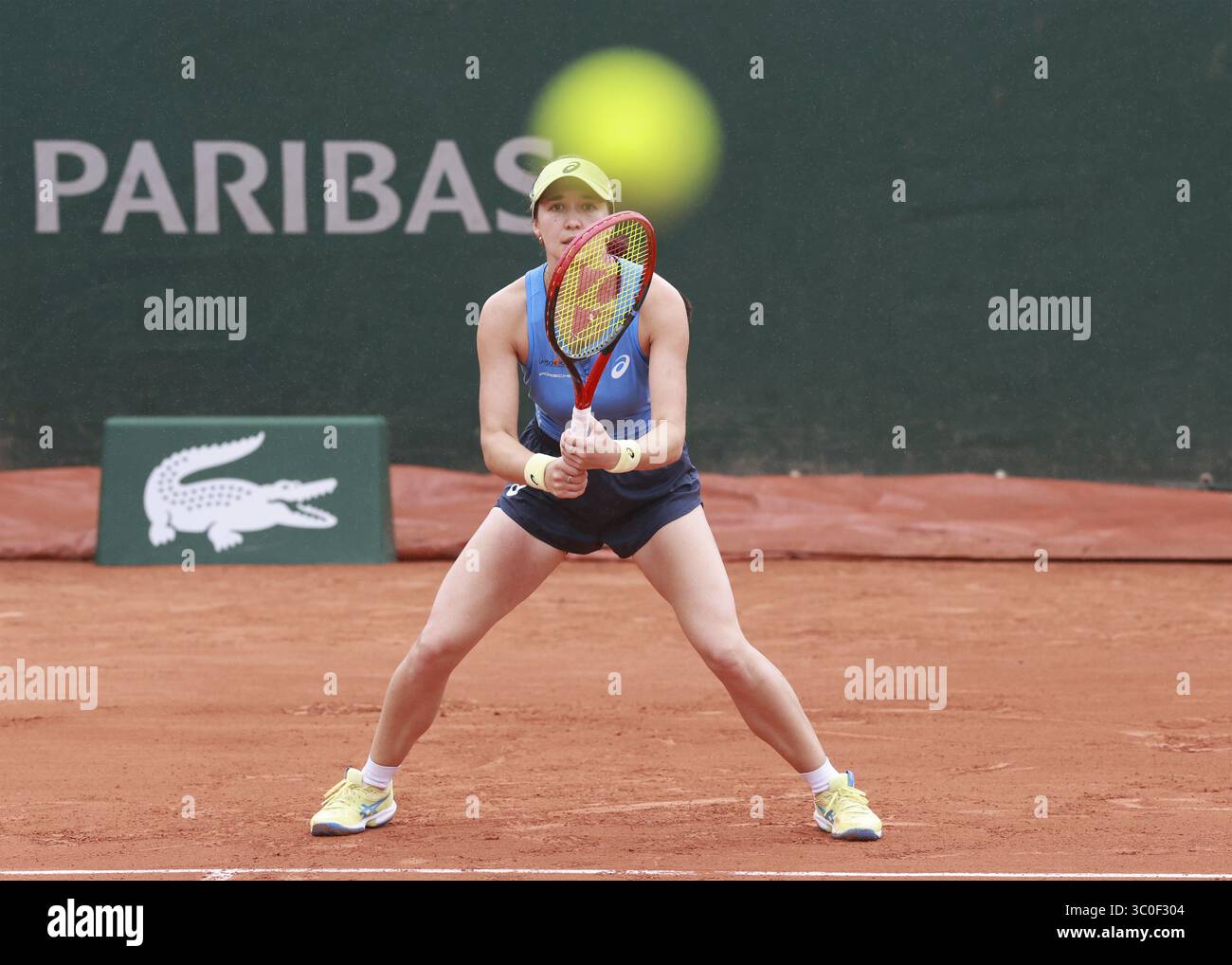 La joueuse de tennis allemande Eva Lys regardant une balle de tennis en attente de service à l'Open de France 2025, Roland Garros, Paris, France Banque D'Images