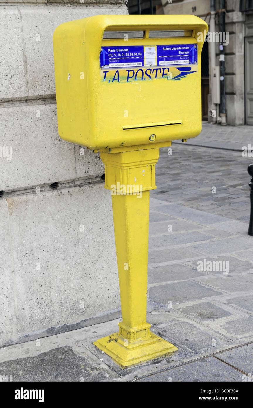Boîte aux lettres jaune du bureau de poste français planté sur un sentier, Paris, France Banque D'Images