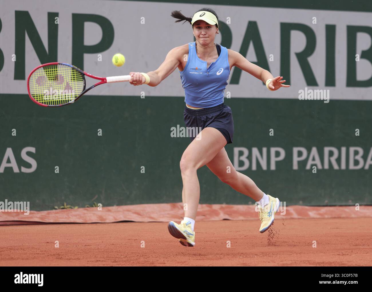 La joueuse de tennis allemande Eva Lys en action à l'Open de France 2025, Roland Garros, Paris, France Banque D'Images