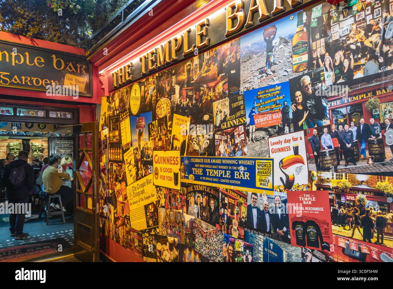 Entrée au célèbre Temple bar, situé dans le quartier Temple bar de Dublin Irlande. Banque D'Images