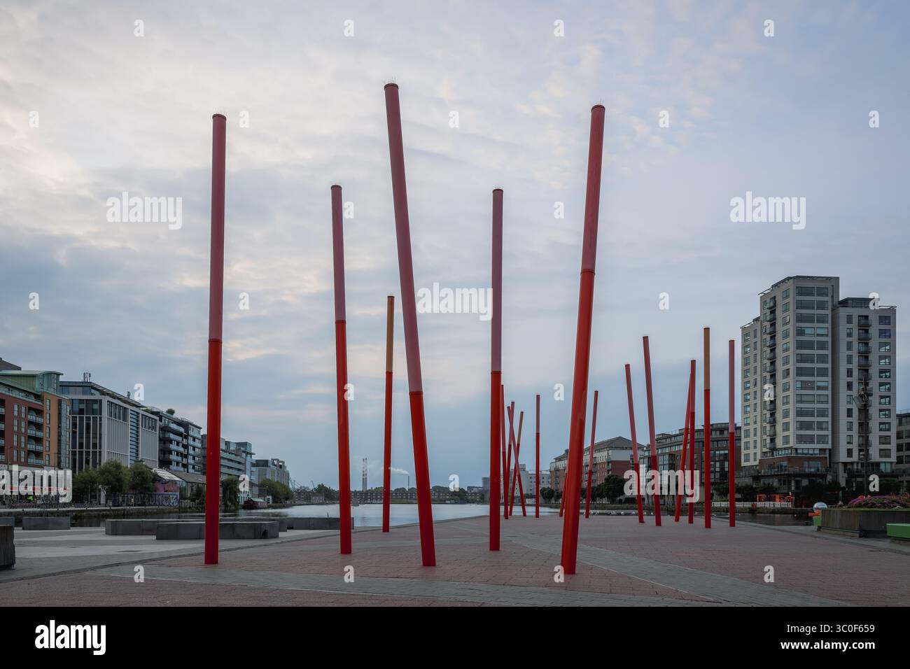 Installation artistique de bâtons lumineux rouges inclinés à Grand canal Square dans les docklands de Dublin, Irlande Banque D'Images