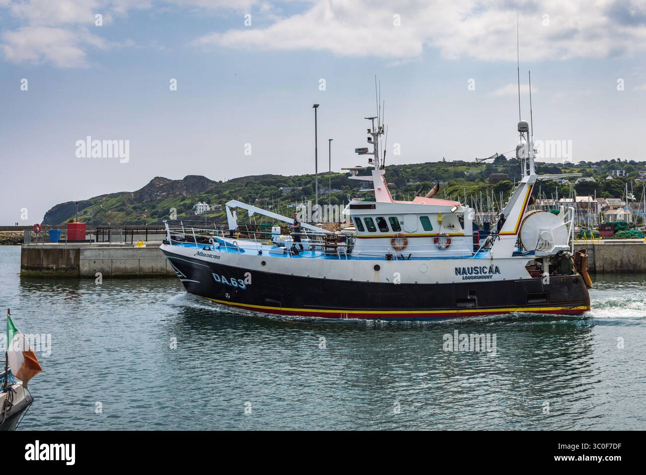 Chalutier de pêche partant en mer depuis le port de Howth, Dublin, Irlande. Banque D'Images