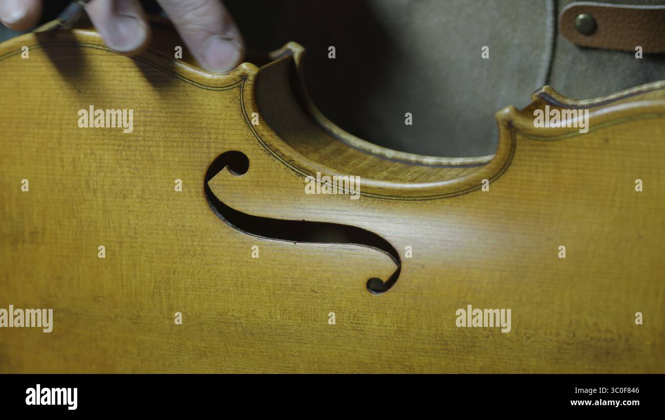 Image détaillée d'un trou f d'un violon et texture en bois soulignant l'artisanat, processus de vernis de violon antique tecnique Banque D'Images