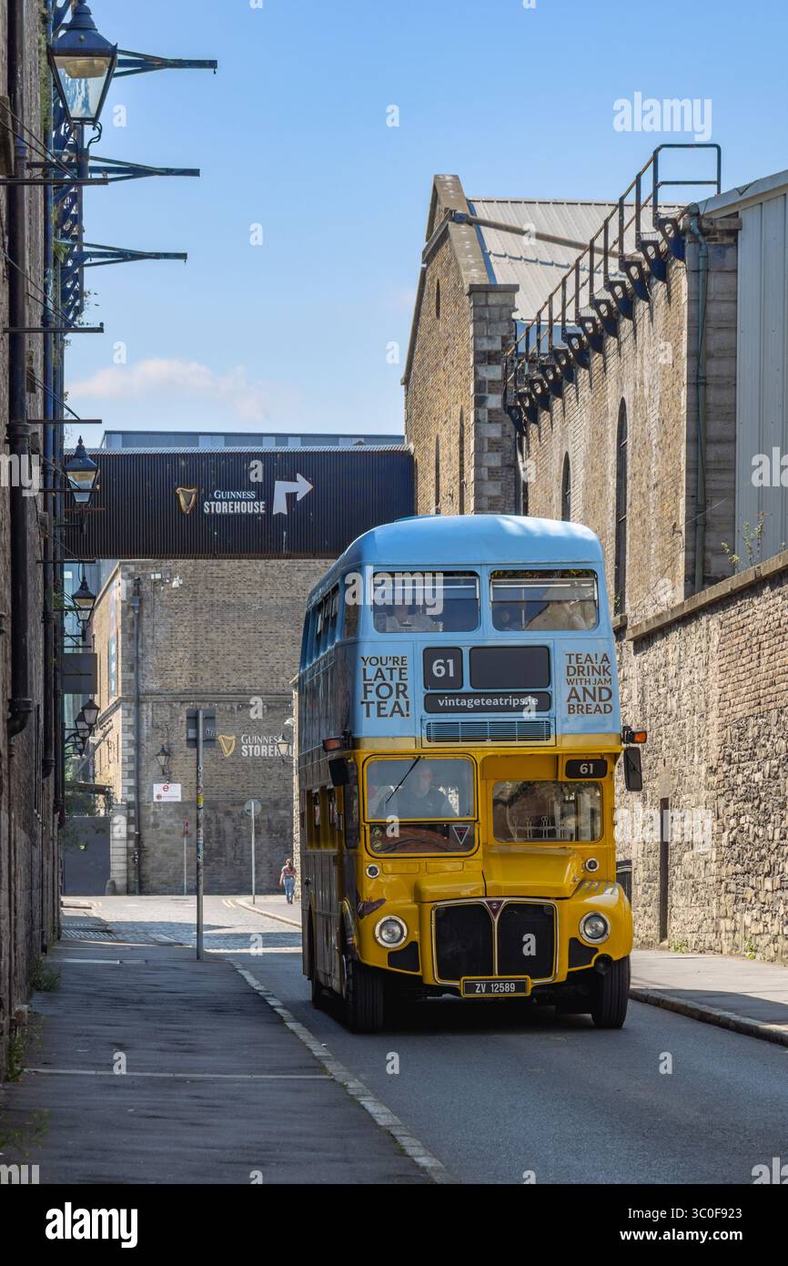 Le bus de visite Vintage Tea Trips près du Guinness Storehouse, Dublin. Banque D'Images