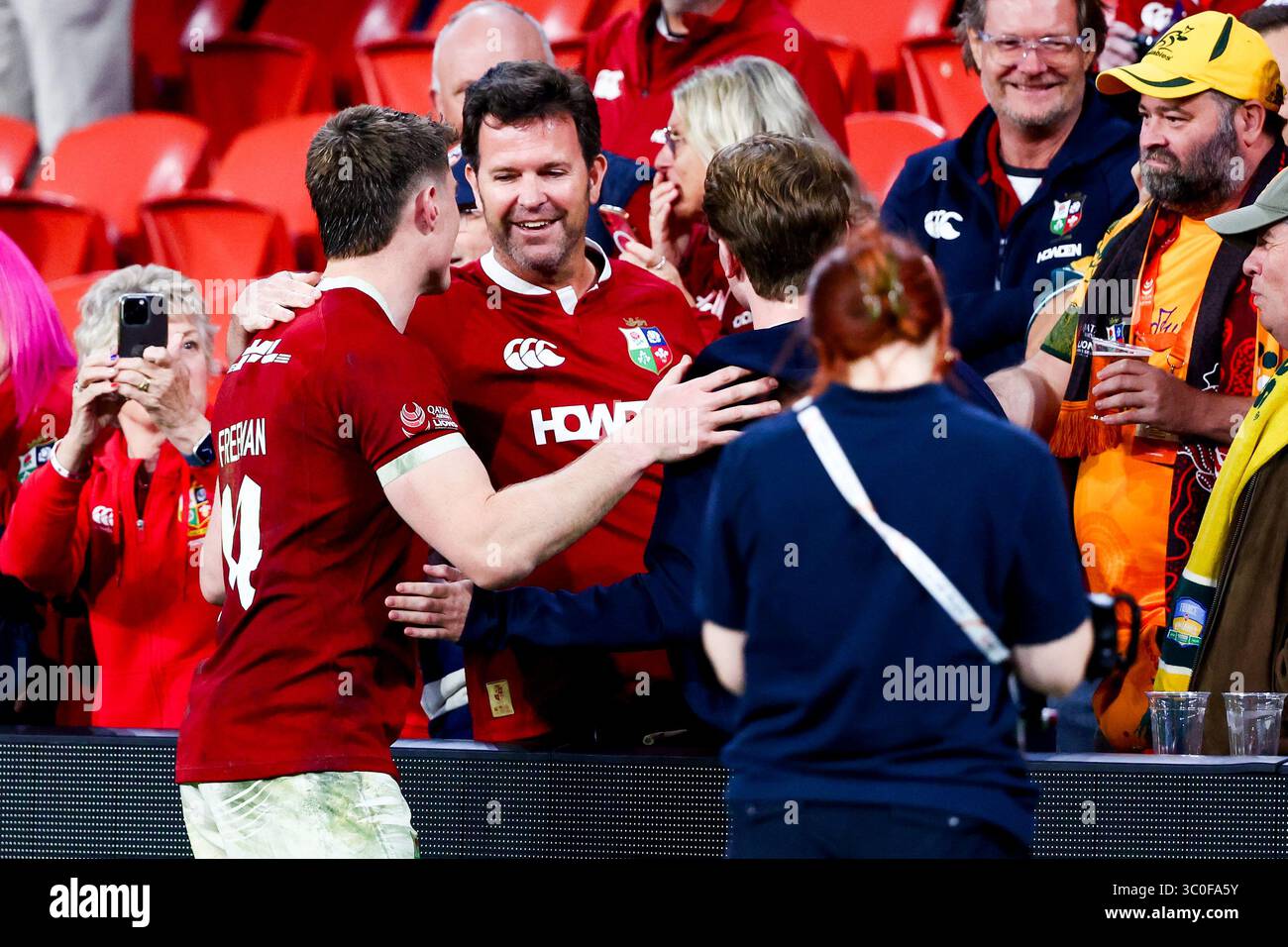 Brisbane,Australie,19,juillet,2025 Tommy Freeman des British & Irish Lions avec des supporters après le match Australia Wallabies v the British & Irish Lions, The 1st test, Rugby Union Credit : Jason O'Brien / seconds left /Alamy Banque D'Images