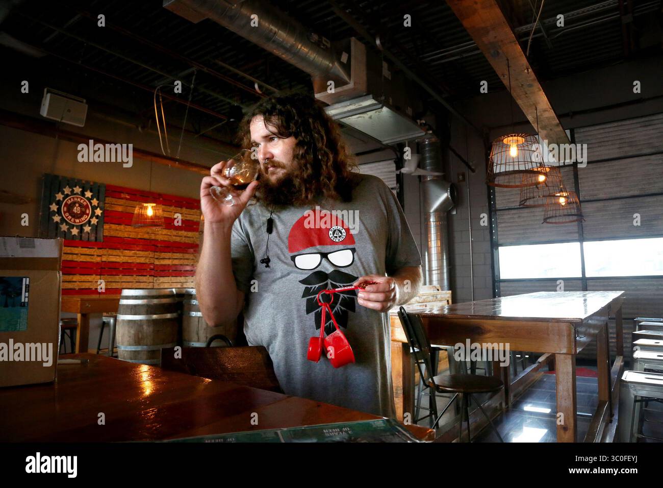 14 novembre 2018 - Spring Hill, Floride, États-Unis - DOUGLAS R. CLIFFORD | Times .Brewer David Larsh, de Homosassa, teste le nez sur un lot de ''Mud River'', un stout impérial vieilli en tonneau qu'il affine avec des cerises et des poivrons fantômes mercredi (11/14/18) à Marker 48 Brewing, au 12147 Cortez Blvd, à Spring Hill. (Crédit image : © Douglas R. Clifford/Tampa Bay Times via ZUMA Wire) Banque D'Images
