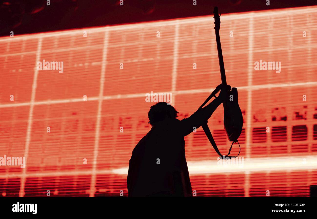 Silhouette guitariste dans des lumières de scène Banque D'Images