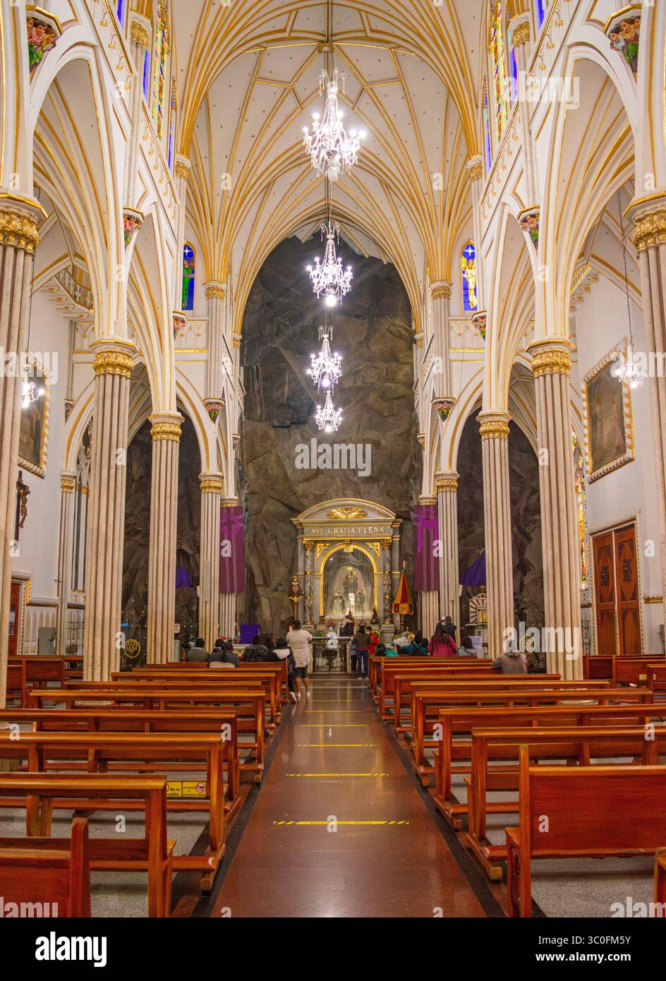 Une vue imprenable sur l'intérieur du sanctuaire de Las Lajas en Colombie, avec une architecture ornée et des vitraux colorés. Banque D'Images