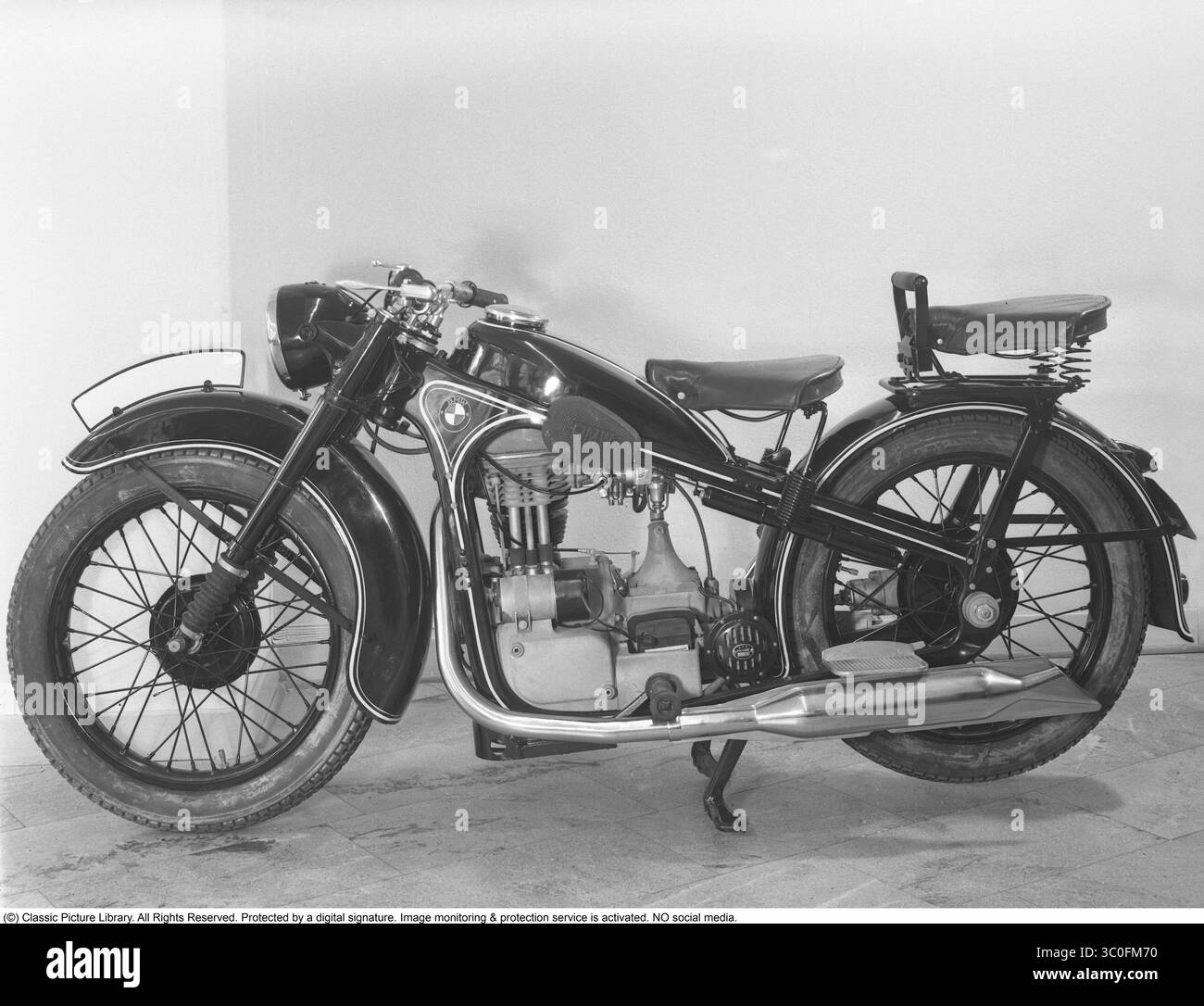 Moto BMW R35, 1948. Capturée dans une photographie de 1948, la BMW R35 est une moto classique d'après-guerre, réputée pour sa fiabilité et son design simple. Propulsé par un moteur monocylindre de 342 cm3 délivrant 14 chevaux, il atteint une vitesse de pointe d'environ 100 km/h. Populaire en Europe, en particulier en Allemagne, la R35 était un cheval de bataille pour les navetteurs et les passionnés, reflétant la résilience technique de BMW à la fin des années 1940s.Kristoffersson ref 278-15 Banque D'Images