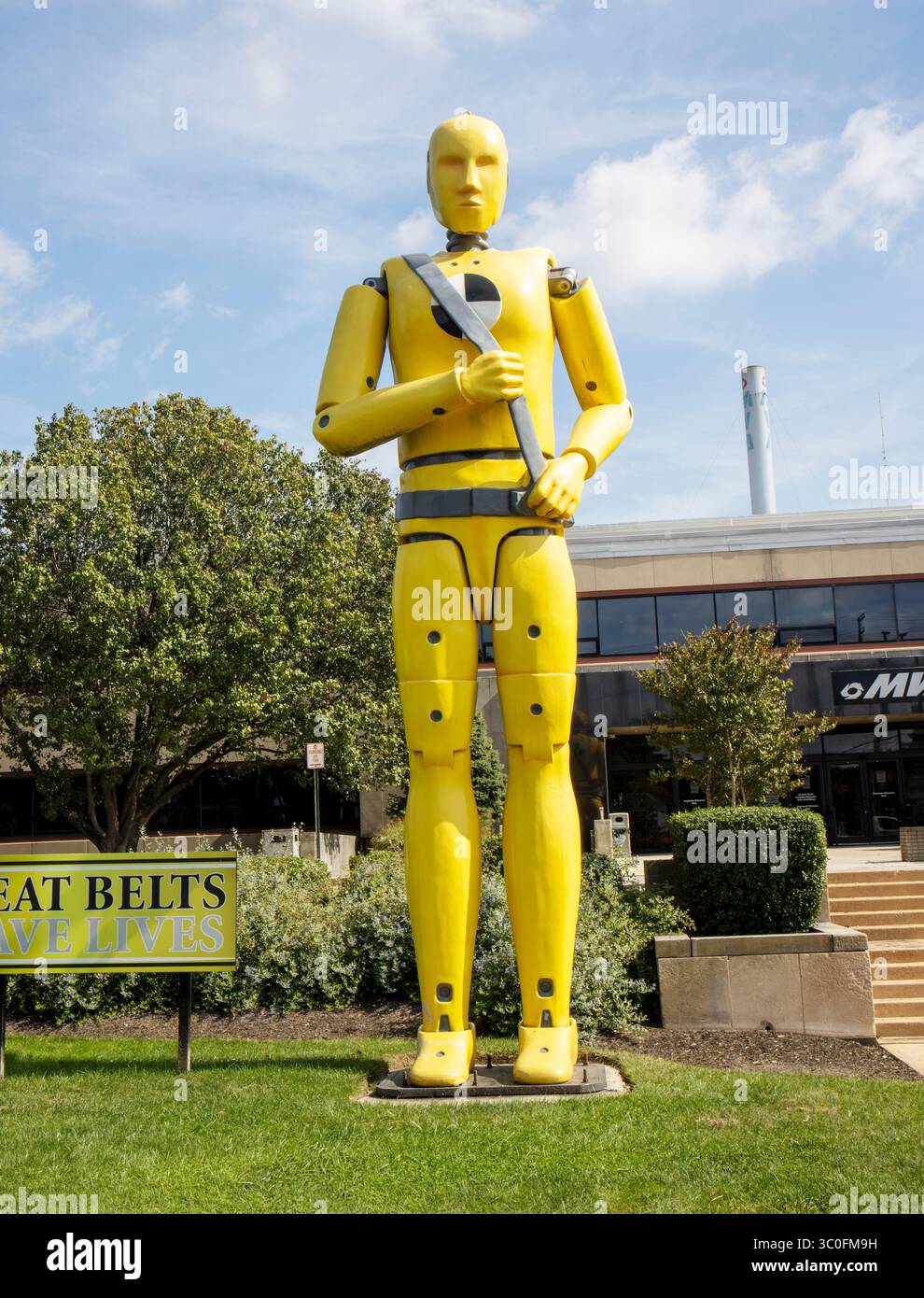 Glen Burnie, la statue mannequin géante Crash test du Maryland, se dresse haut comme un monument insolite en bord de route célébrant la sécurité avec une touche amusante et plus grande que nature Banque D'Images