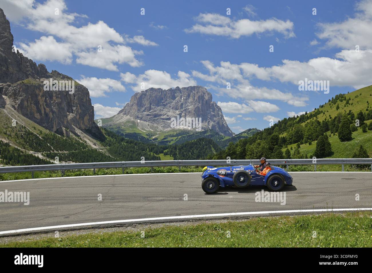 Rallye de voitures anciennes la Legenda di Bassano 2025, Allard J2, année de construction 1950, Sassolungo, Dolomites, Italie Banque D'Images