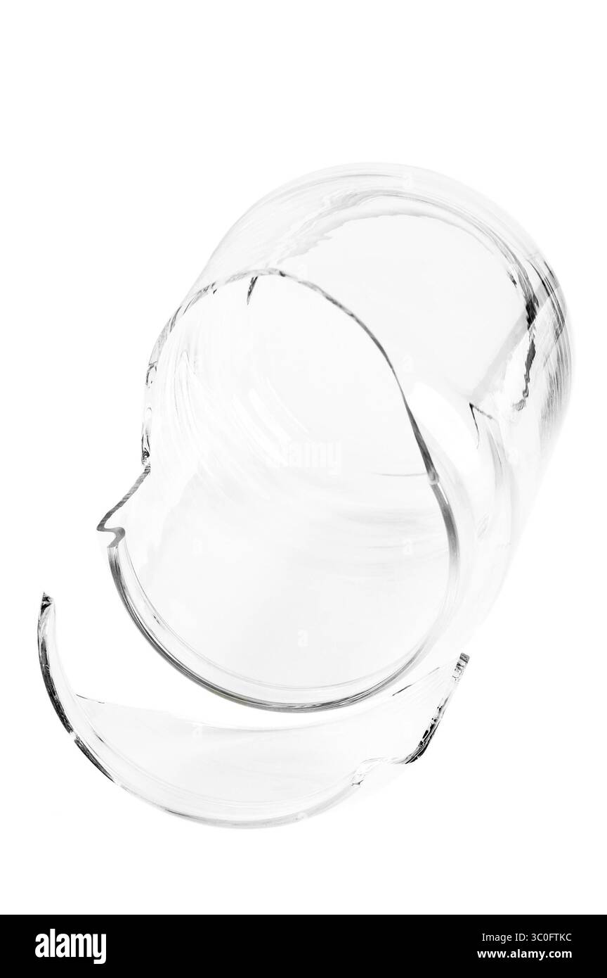 Pot en verre brisé isolé sur fond blanc Banque D'Images