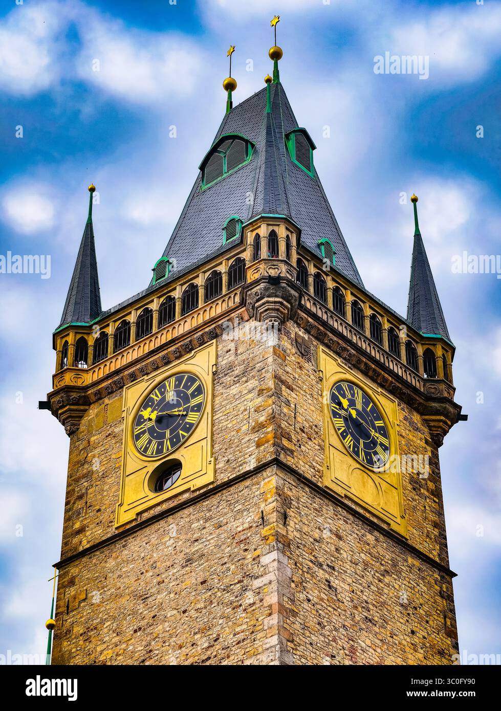 Tour de l'horloge astronomique sur la place de la vieille ville de Prague contre un ciel dramatique - photo haute résolution pour les arrière-plans numériques, le marketing et les visuels créatifs Banque D'Images