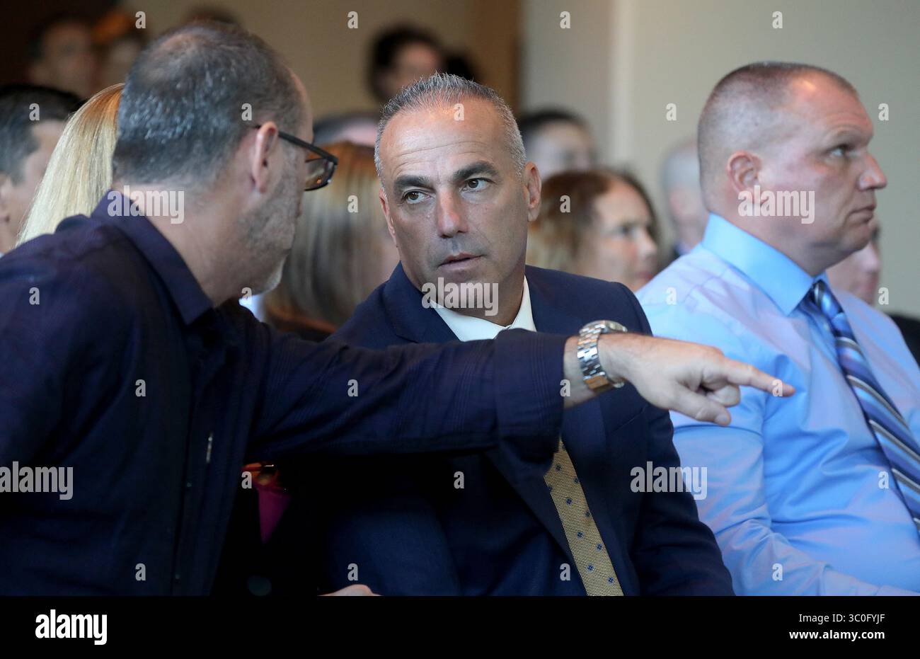 15 novembre 2018 - Sunrise, FL, États-Unis - Fred Guttenberg, parent de Jaime Guttenberg, victime de la fusillade, et Andrew Pollack, père de Meadow Pollack, discutent lors de la réunion de la Commission de sécurité publique du lycée Marjory Stoneman Douglas le jeudi 15 novembre 2018 à Sunrise, Floride (crédit image : © Mike stocker/Sun Sentinel/TNS via ZUMA Wire) Banque D'Images