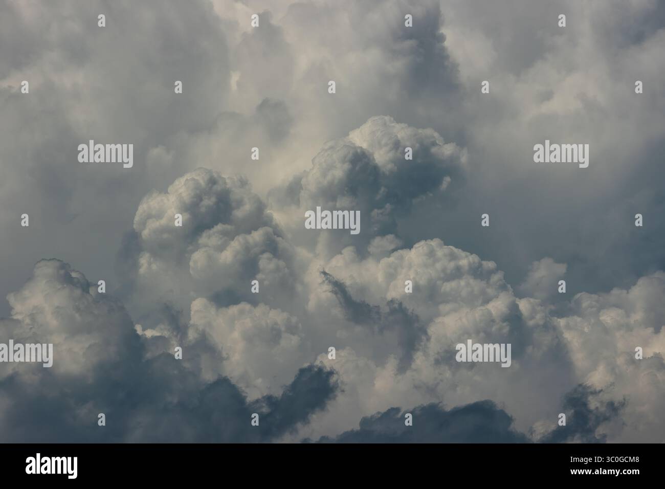 Des nuages remplissant le ciel au-dessus de la I-81 à Kingsport, Tennessee. Banque D'Images