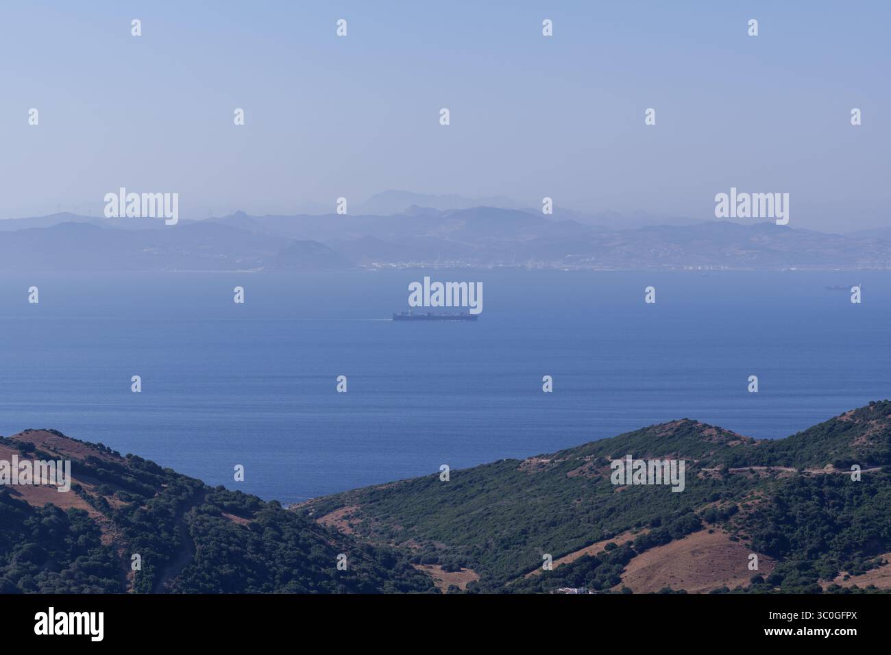 Cargo naviguant sur le détroit de gibraltar, une voie navigable étroite séparant l'europe et l'afrique, mettant l'accent sur le transport maritime et le commerce mondial Banque D'Images