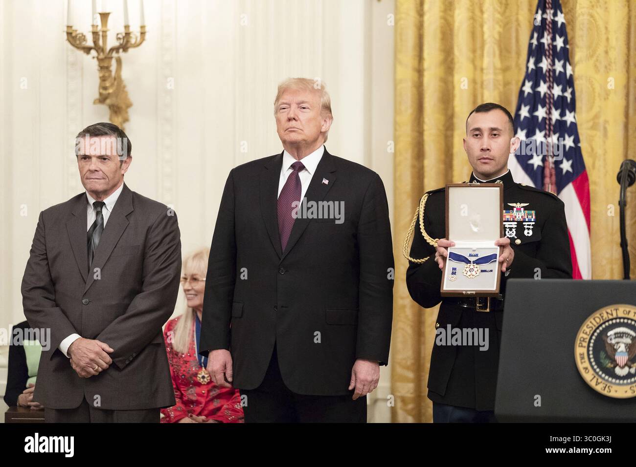 16 novembre 2018 - Washington, DC, États-Unis d'Amérique - le président américain Donald Trump remet la Médaille présidentielle de la liberté à Thomas Stevens, à gauche, qui a accepté la médaille à titre posthume au nom de son grand-père Babe Ruth lors d'une cérémonie dans la salle est de la Maison Blanche le 16 novembre 2018 à Washington, DC (crédit image : © Joyce N. Boghosian via ZUMA Wire) Banque D'Images