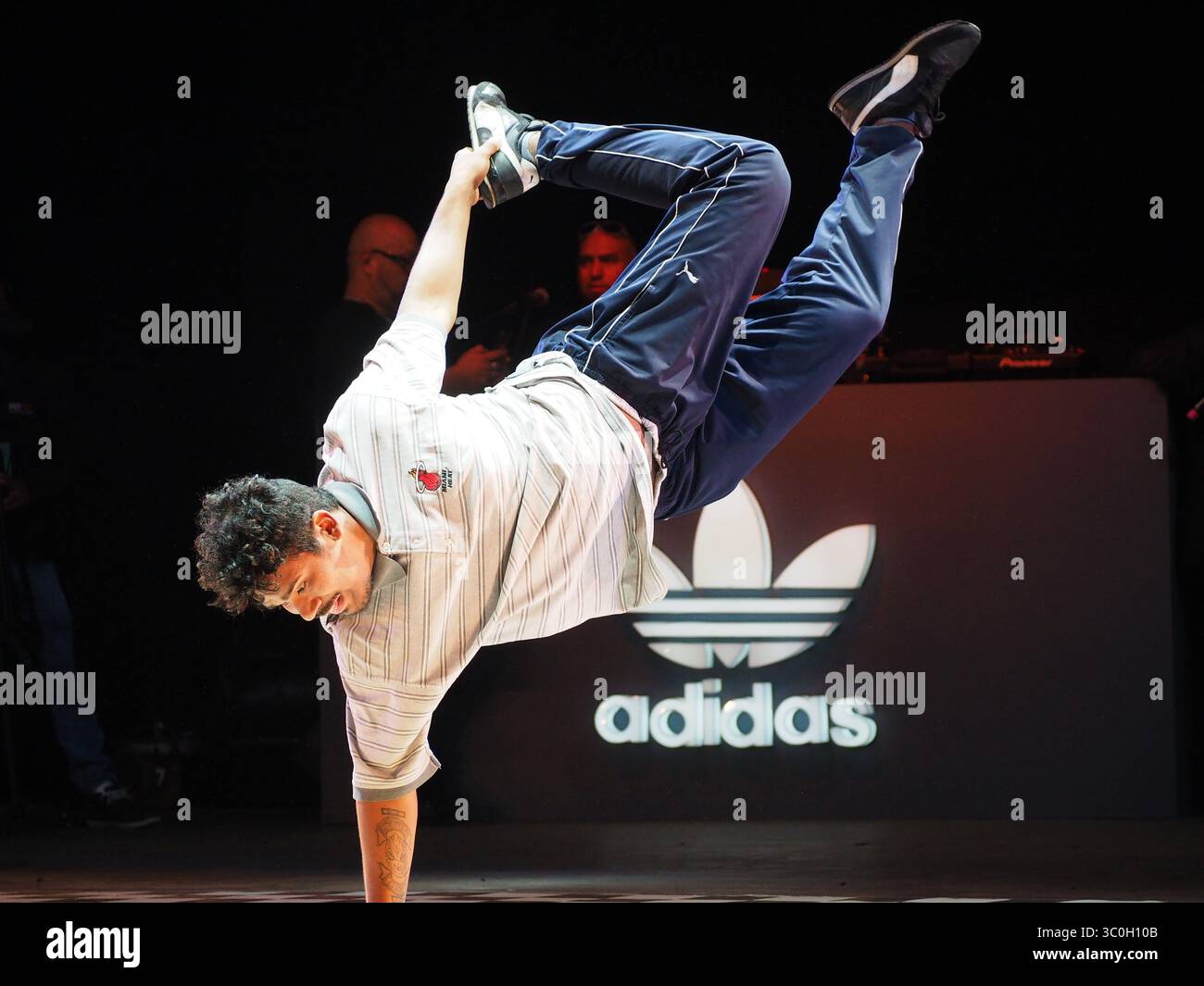 8 juin 2018 - Lima, Lima, Pérou - Une danseuse se produisant aux éliminatoires du Festival urbain ''Pura Calle 2018'' (Pure Street 2018). Un événement international organisé à Lima, qui comprend Hip Hop, Break Dance, Graffiti et d'autres expressions de l'art urbain (crédit image : © Carlos Garcia Granthon/ZUMA Wire) Banque D'Images