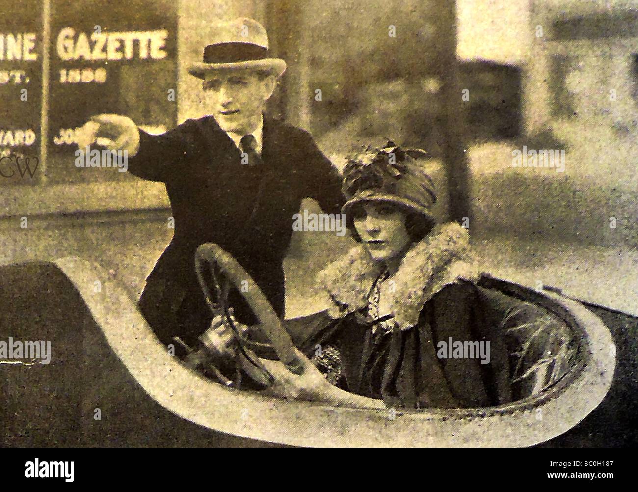 FILM - FILMS - CINÉMA - HISTOIRE -- E E Horton & Edith Roberts dans une scène de LA PREMIÈRE PAGE (1931) réalisé par Howard Hughes. Banque D'Images