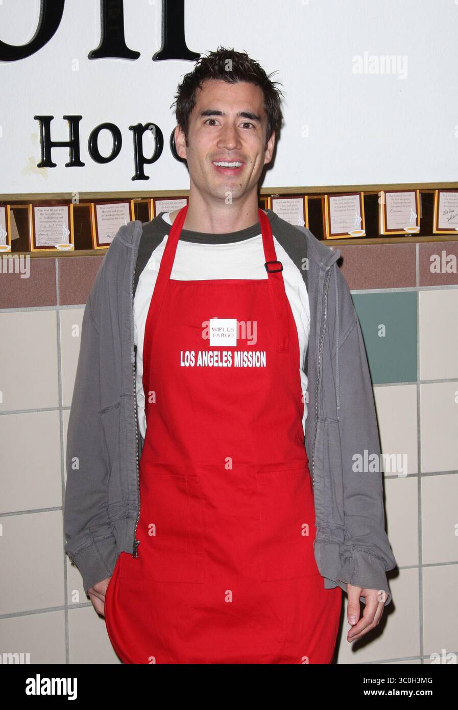 SMG LA1 Andrew Roach LA Mission 112608 05..LOS ANGELES, CA - NOVEMBRE 26 : Andrew Roach assiste à la mission de Los Angeles et au repas de Thanksgiving du Centre Anne Douglas pour les sans-abri le 26 novembre 2008 à Los Angeles, Californie. ...Les gens : Andrew Roach. (Crédit image : © SMG via ZUMA Wire) Banque D'Images