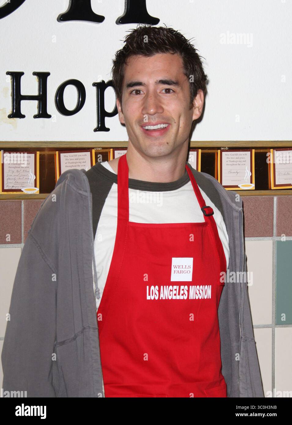 SMG LA1 Andrew Roach LA Mission 112608 03..LOS ANGELES, CA - NOVEMBRE 26 : Andrew Roach assiste à la mission de Los Angeles et au repas de Thanksgiving du Centre Anne Douglas pour les sans-abri le 26 novembre 2008 à Los Angeles, Californie. ...Les gens : Andrew Roach. (Crédit image : © SMG via ZUMA Wire) Banque D'Images