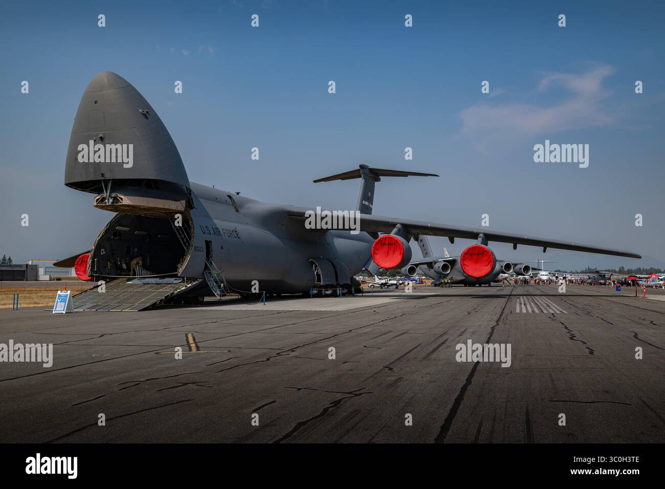 Avion Lockheed Martin C5Bcargo exposé sur une piste avec sa soute ouverte. L'image montre l'échelle des avions de transport lourds. Banque D'Images