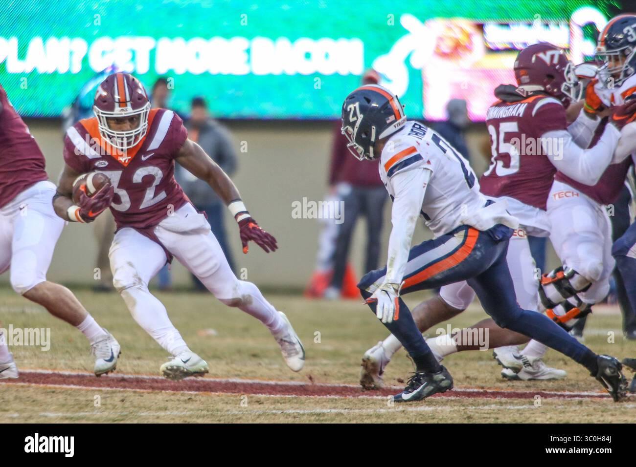23 novembre 2018 : Steven Peoples (32 ans) cherche un ensemble dans la défense de Virginie lors d'une action de football NCAA entre les cavaliers de Virginie et les Hokies de Virginie au Lane Stadium de Blacksburg, Virginie. Jonathan Huff/CSM(image de crédit : &copy ; Jonathan Huff/CSM via ZUMA Wire) Banque D'Images