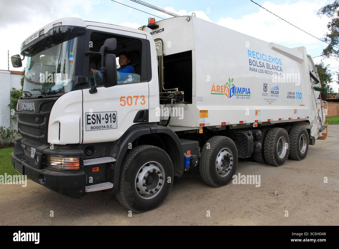 13 août 2018 - Nuevos Camiones de RecolecciÃ³n de Basuras. De la Empresa Ã rea Limpia estos son los camiones compactadores de basura marca scania que ya estÃn en funcionamiento por BogotÃ. 13 de agosto 2018..Foto : CÃ©sar Melgarejo.. crÃ©dito : CEET. FotÃ³grafo : (crédit image : © El Tiempo/GDA via ZUMA Wire) Banque D'Images