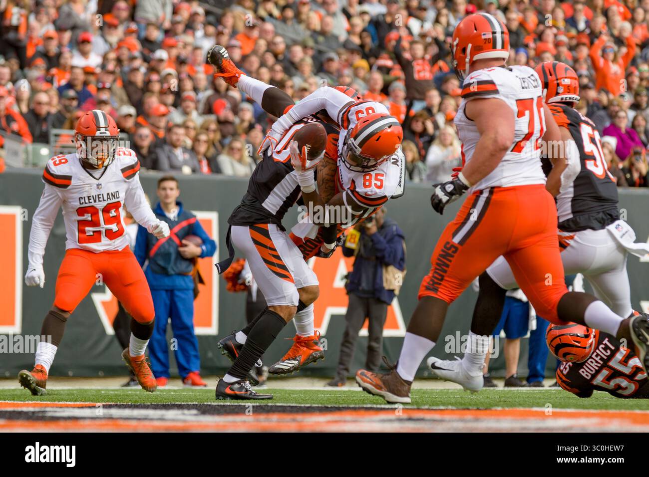 25 novembre 2018 : sécurité libre des Bengals de Cincinnati Jessie Bates (30) soulève le Cleveland Browns Tight End David Njoku (85) dans les airs lors d'un match entre les Browns de Cleveland et les Bengals de Cincinnati le 25 novembre 2018 au Paul Brown Stadium de Cincinnati, OHIO. Adam Lacy/CSM.(image de crédit : &copy ; Adam Lacy/CSM via ZUMA Wire) Banque D'Images