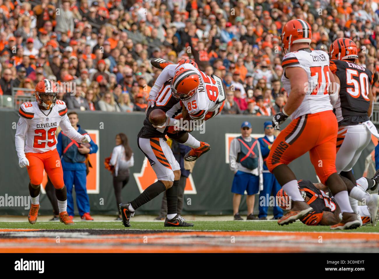 25 novembre 2018 : sécurité libre des Bengals de Cincinnati Jessie Bates (30) soulève le Cleveland Browns Tight End David Njoku (85) dans les airs lors d'un match entre les Browns de Cleveland et les Bengals de Cincinnati le 25 novembre 2018 au Paul Brown Stadium de Cincinnati, OHIO. Adam Lacy/CSM.(image de crédit : &copy ; Adam Lacy/CSM via ZUMA Wire) Banque D'Images