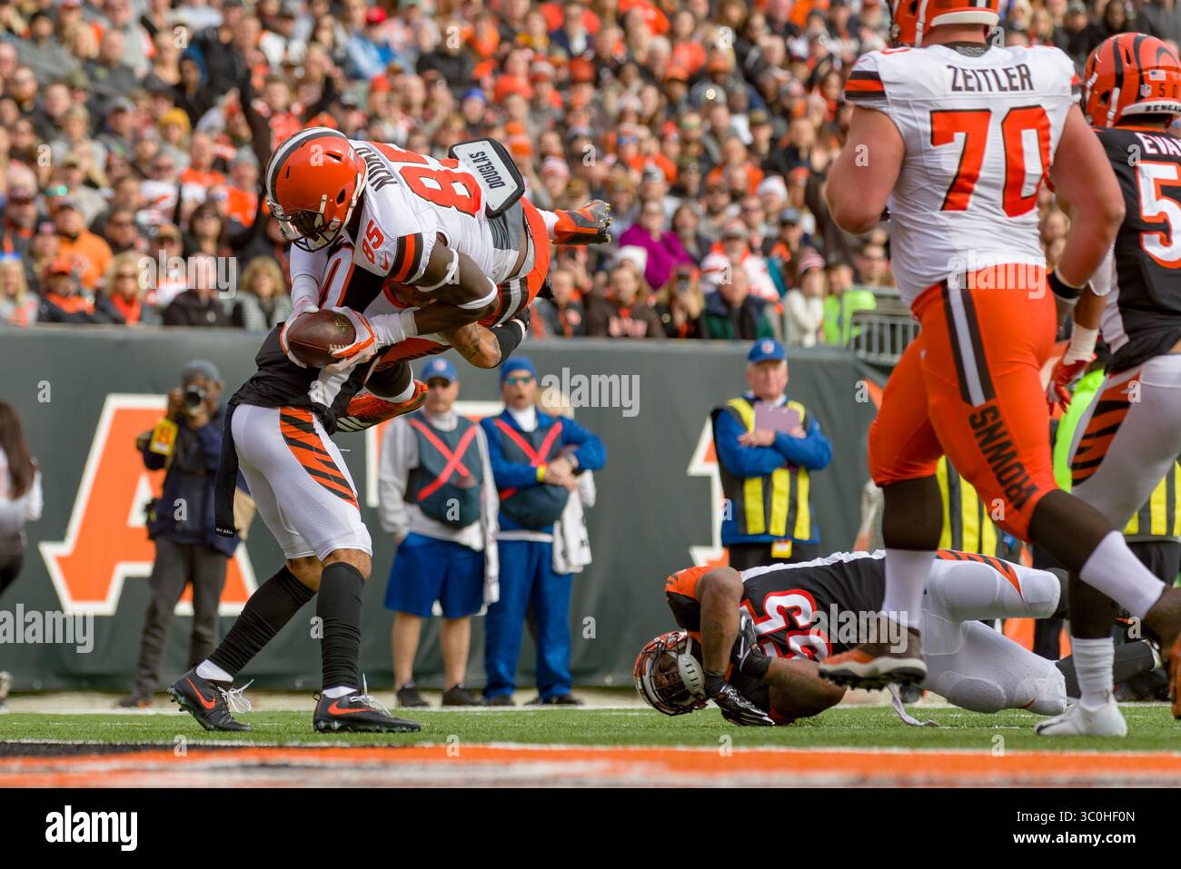 25 novembre 2018 : sécurité libre des Bengals de Cincinnati Jessie Bates (30) soulève le Cleveland Browns Tight End David Njoku (85) dans les airs lors d'un match entre les Browns de Cleveland et les Bengals de Cincinnati le 25 novembre 2018 au Paul Brown Stadium de Cincinnati, OHIO. Adam Lacy/CSM.(image de crédit : &copy ; Adam Lacy/CSM via ZUMA Wire) Banque D'Images