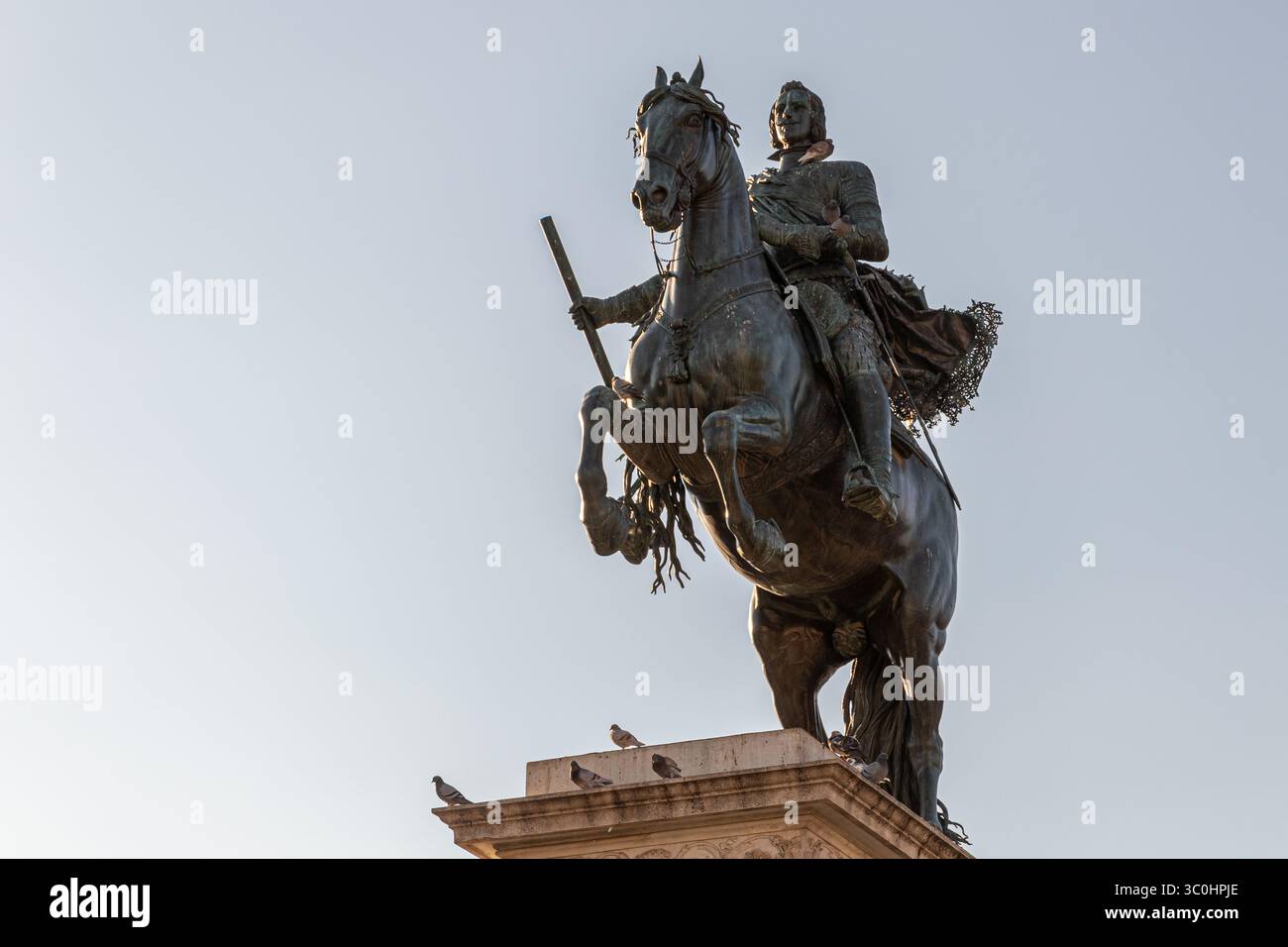 Madrid, Espagne. Statue équestre du roi Philippe IV sur la Plaza de Oriente, sculptée par Pietro Tacca en 1640 à partir d'un dessin de Galileo Galilei, remarquable pour Banque D'Images