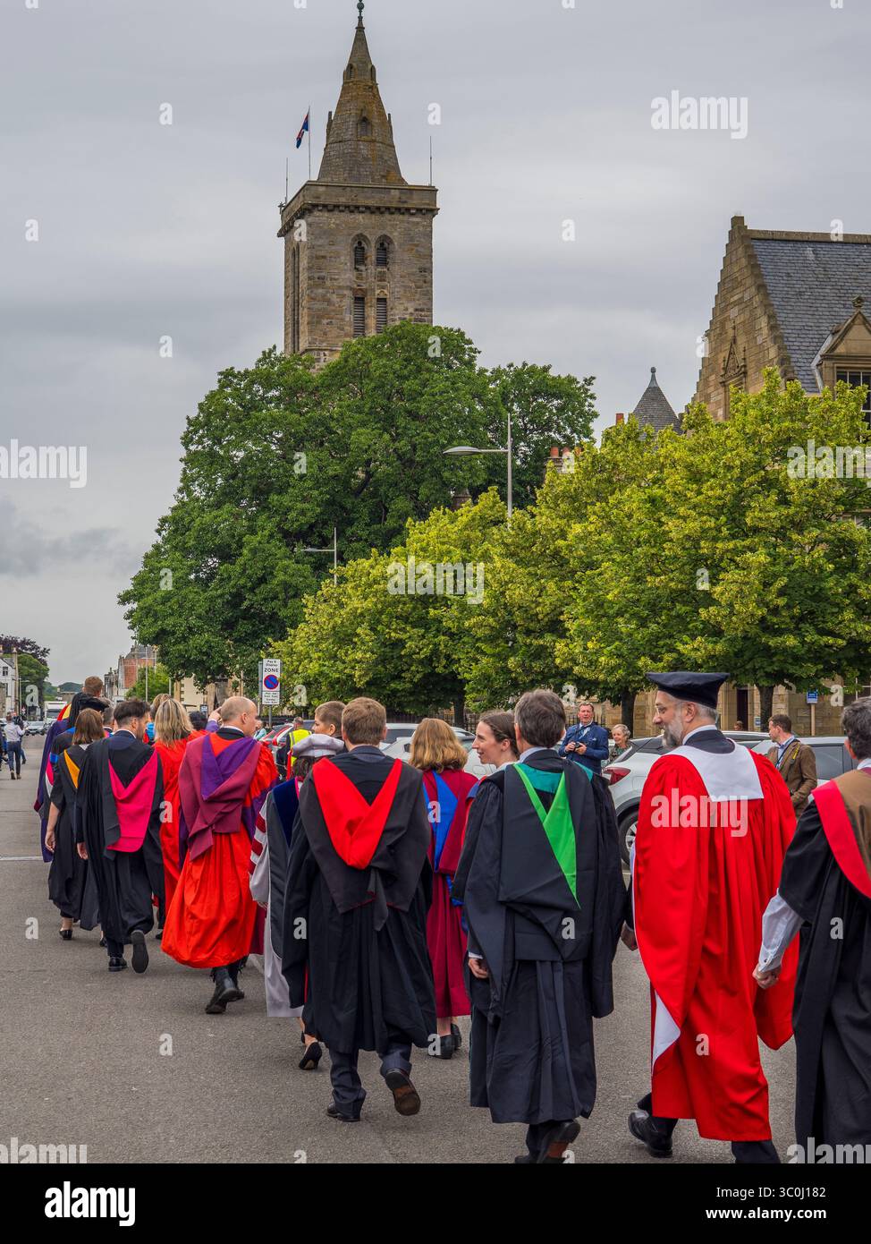 Professeurs et personnel académique, procession académique, remise des diplômes, North Street, (avec la tour de St Saviour) St Andrews, Fife, Écosse, Royaume-Uni, GB. Banque D'Images