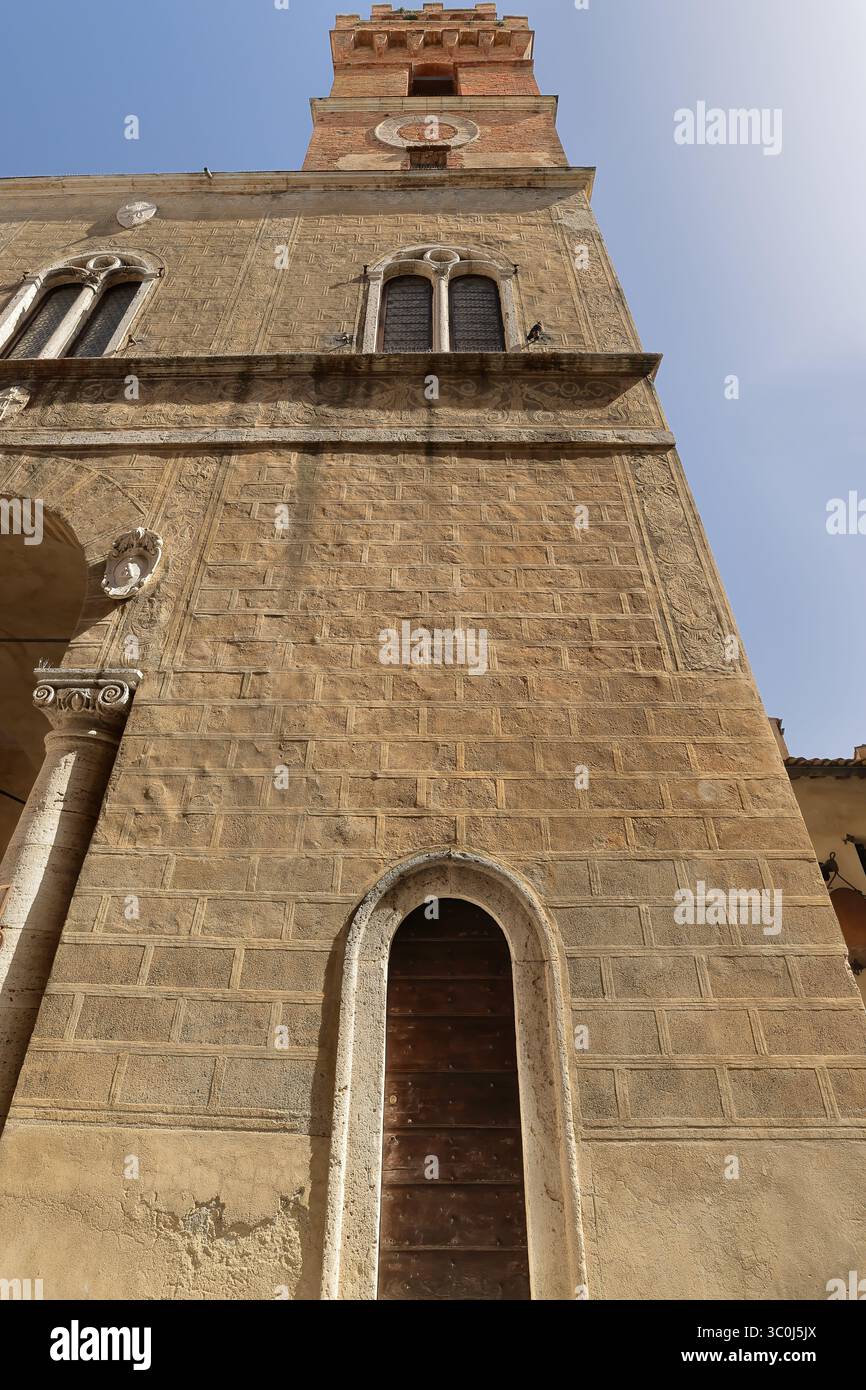 108 XV c. (rénové en 1900) Palazzo Comunale-Hôtel de ville façade sud avec portique, fenêtres à meneaux et tour de l'horloge. Pienza-Siena prov.-Toscane-Italie Banque D'Images