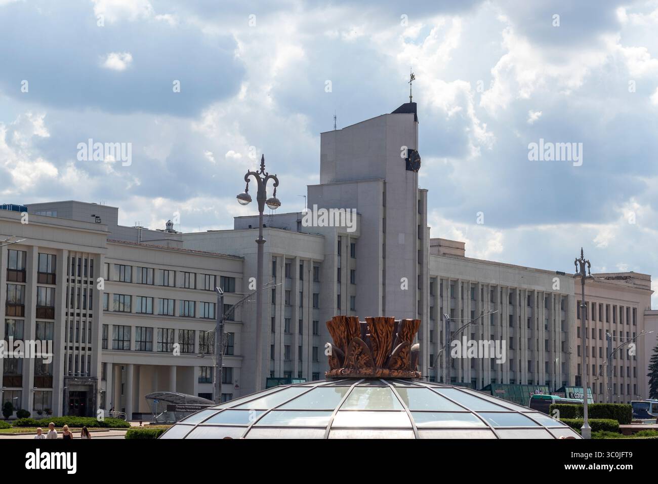 07.07.2025 - Minsk, Biélorussie - le bâtiment de style constructivisme de la maison du gouvernement Banque D'Images