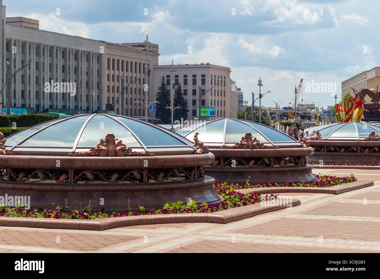 07.07.2025 - Minsk, Biélorussie - le bâtiment de style constructivisme de la maison du gouvernement Banque D'Images