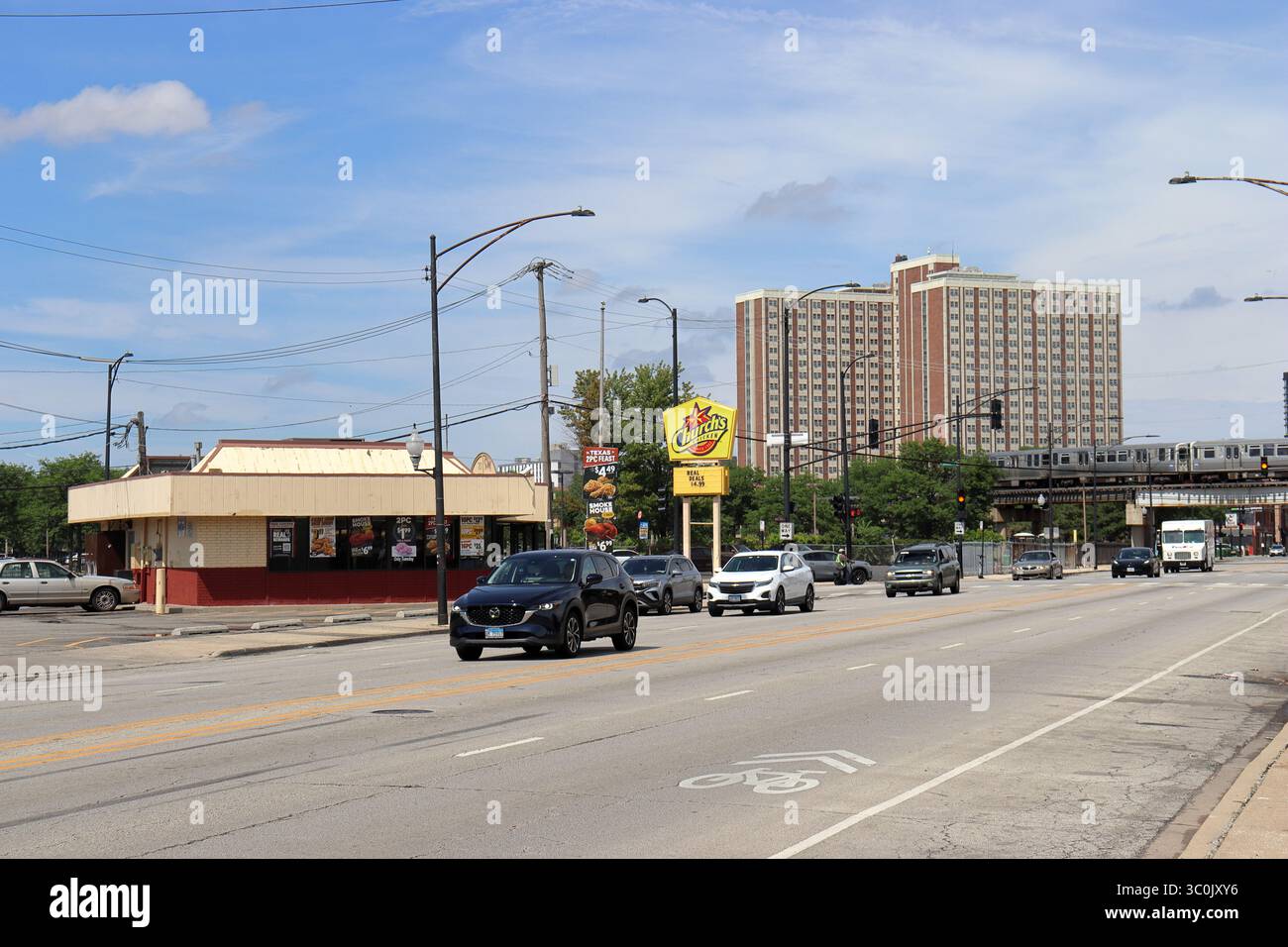 Chicago, Illinois - 07 19 2025 : Eglises Chicken Fast Food sur le côté de la route avec des immeubles d'appartements en arrière-plan Banque D'Images