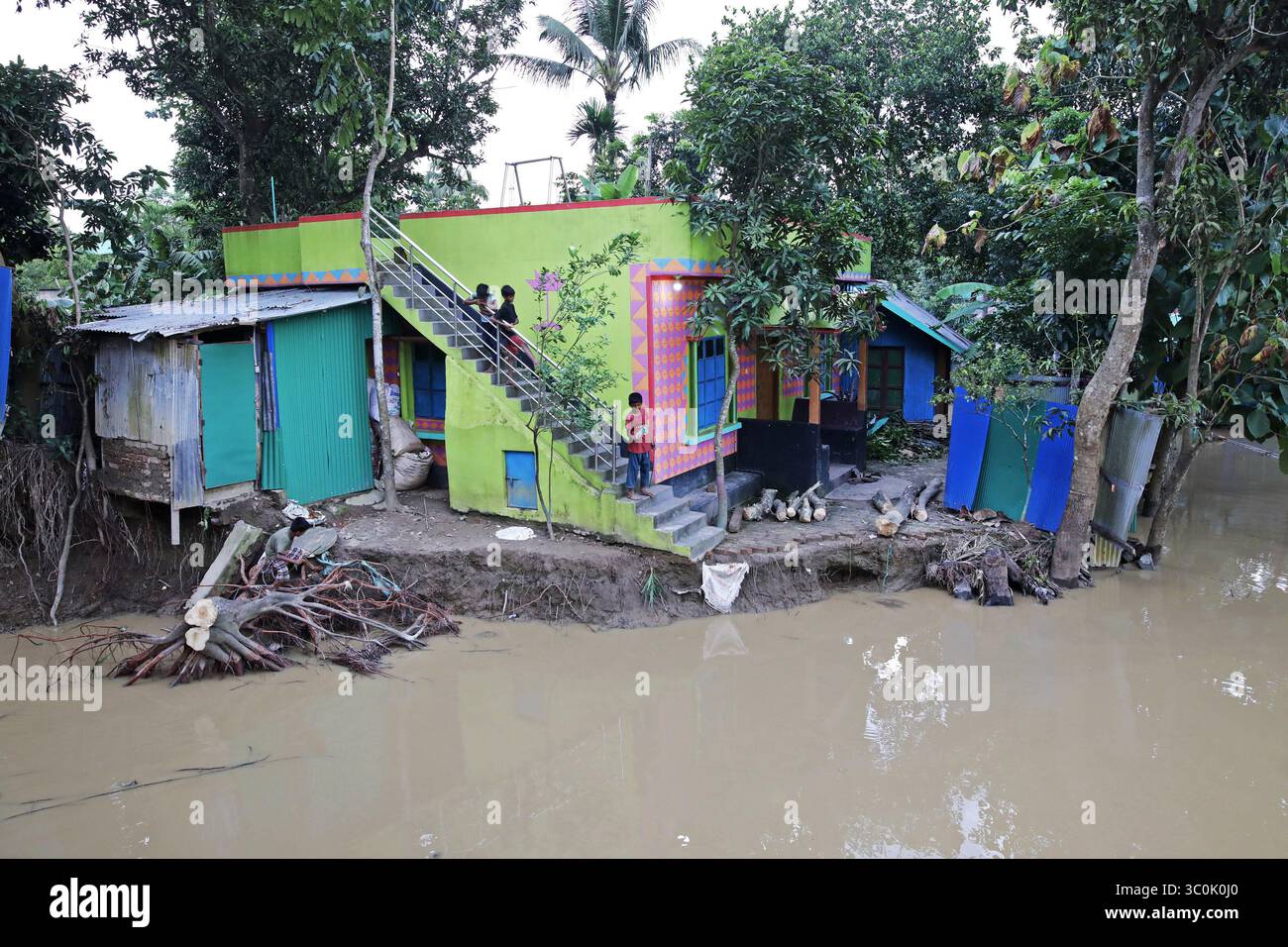 Une maison endommagée lors d’une inondation à Parshuram, à Feni, au Bangladesh, le 21 juillet 2025. Le Centre de prévision et d'alerte des inondations a indiqué que les zones de basse altitude o Banque D'Images